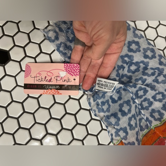 NWT tickled pink lightweight scarf one size - Picture 4 of 4